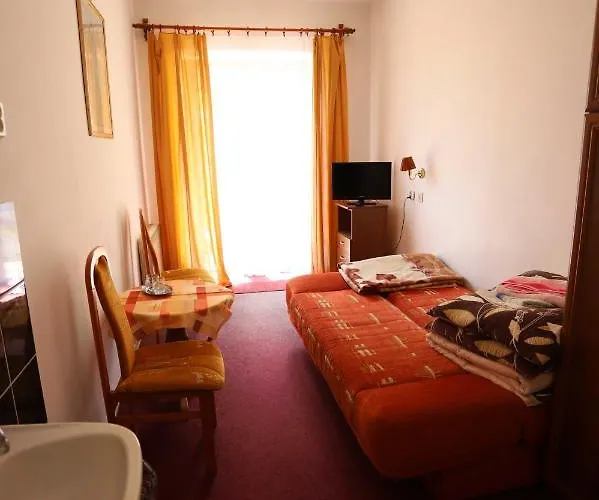 Bed & Breakfast Domy Wczasowe Tryumfy 3*