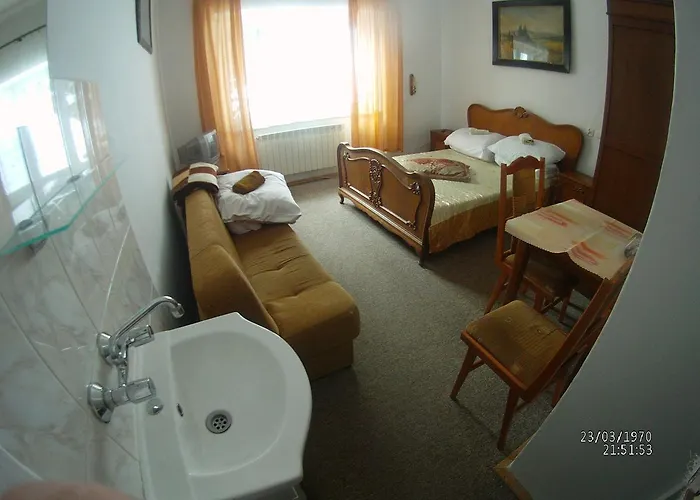 Bed & Breakfast Domy Wczasowe Tryumfy 3*